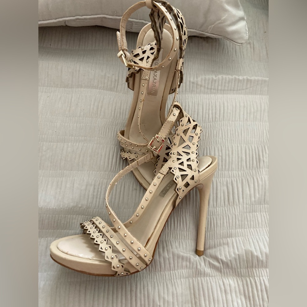 BCBG MAX AZRIA GORGEOUS NUDE SANDALS.  Size 6/36.  Gold buckle closure